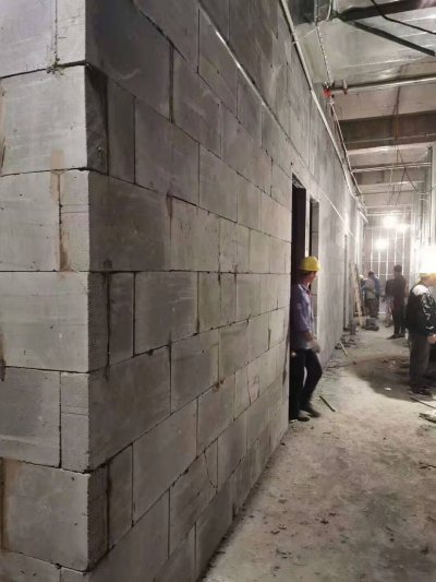 轻质砖客厅隔墙施工